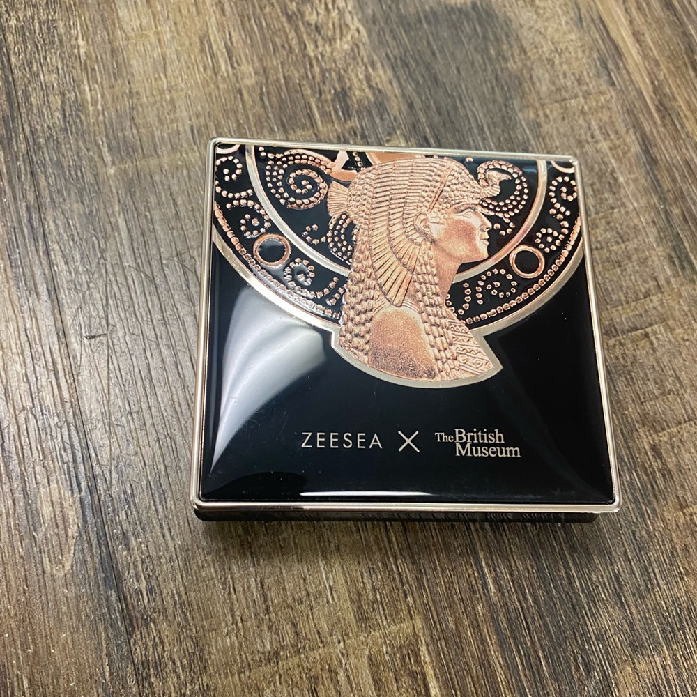 x The British Museum Black and Gold Pressed Powder Full Coverage Even Skin Tone